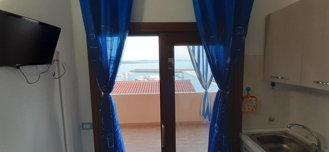 Apartmán Fronte Mare Attico Indipendente Ed Esclusivo Con Terrazza Panoramica Isola Rossa Exteriér fotografie